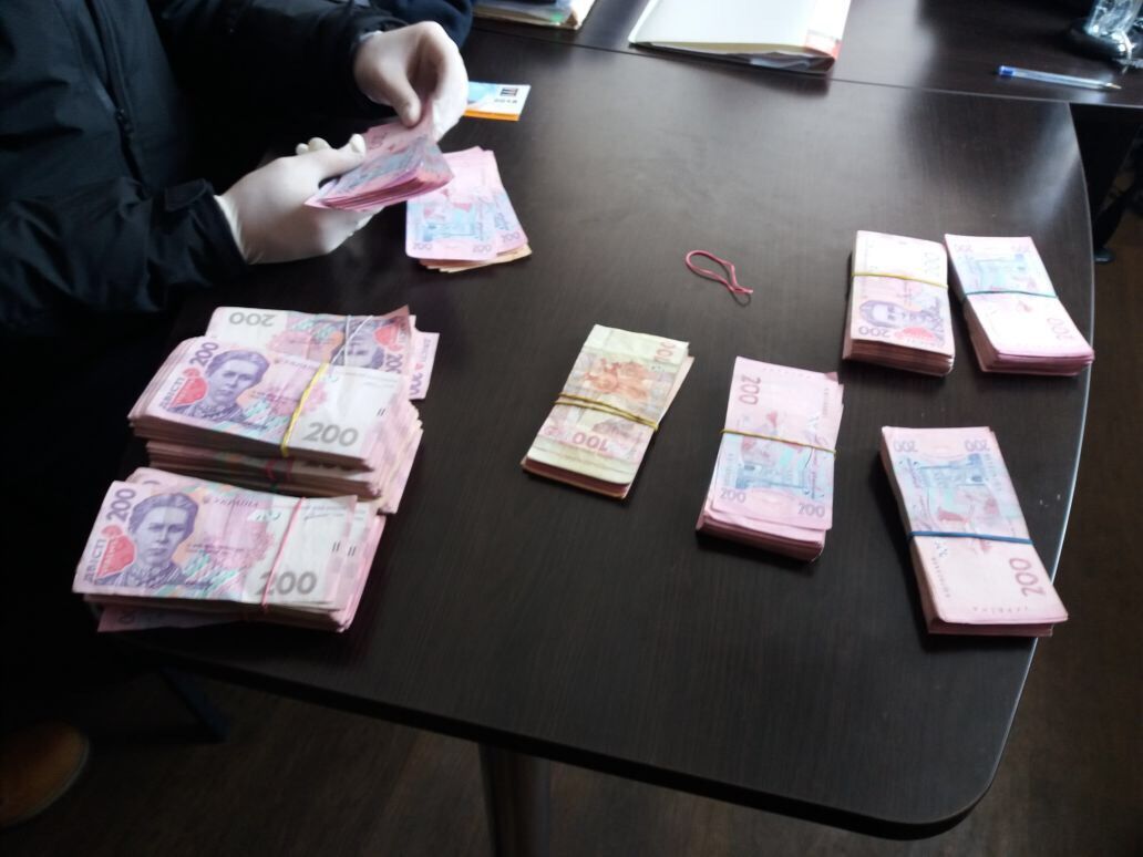 Четверть миллиона взятки: в Запорожской области задержали налоговика (ФОТО)