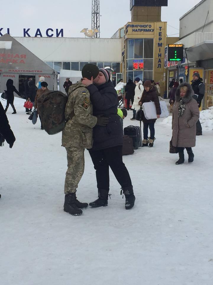 "Всього 2 хвилини": волонтер показав зворушливе прощання бійця з коханою