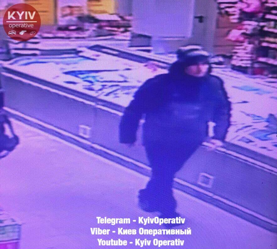 У Києві злодії засвітилися на камерах у відомому супермаркеті
