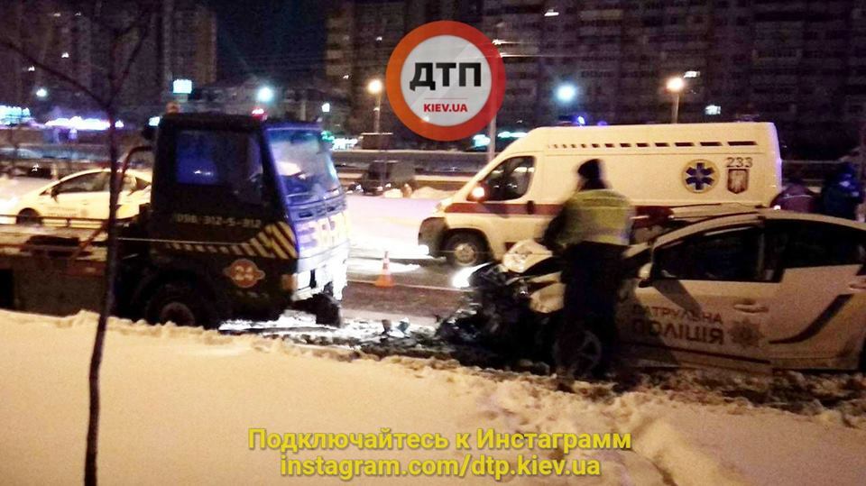 Навіть не гальмували: в Києві авто поліції протаранило евакуатор