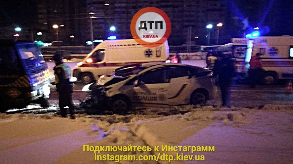 Навіть не гальмували: в Києві авто поліції протаранило евакуатор