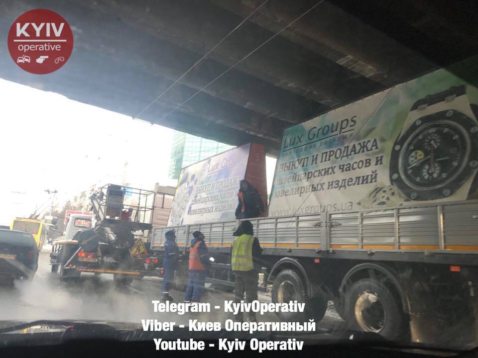  Подпорка для моста: в Киеве грузовик застрял под путепроводом