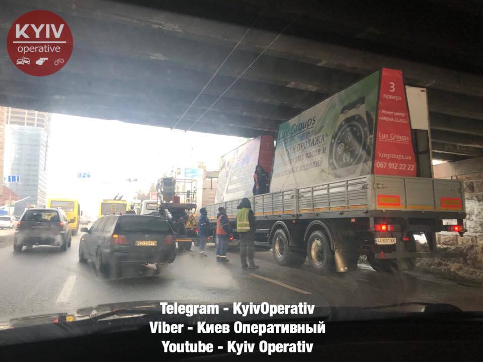 Підпора для моста: в Києві вантажівка застрягла під шляхопроводом
