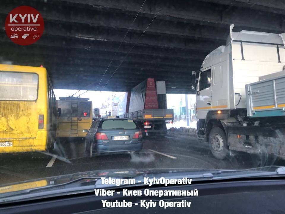 Підпора для моста: в Києві вантажівка застрягла під шляхопроводом