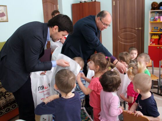 К 8 марта: соратники Ляшко посетили больницу и детдом на Харьковщине