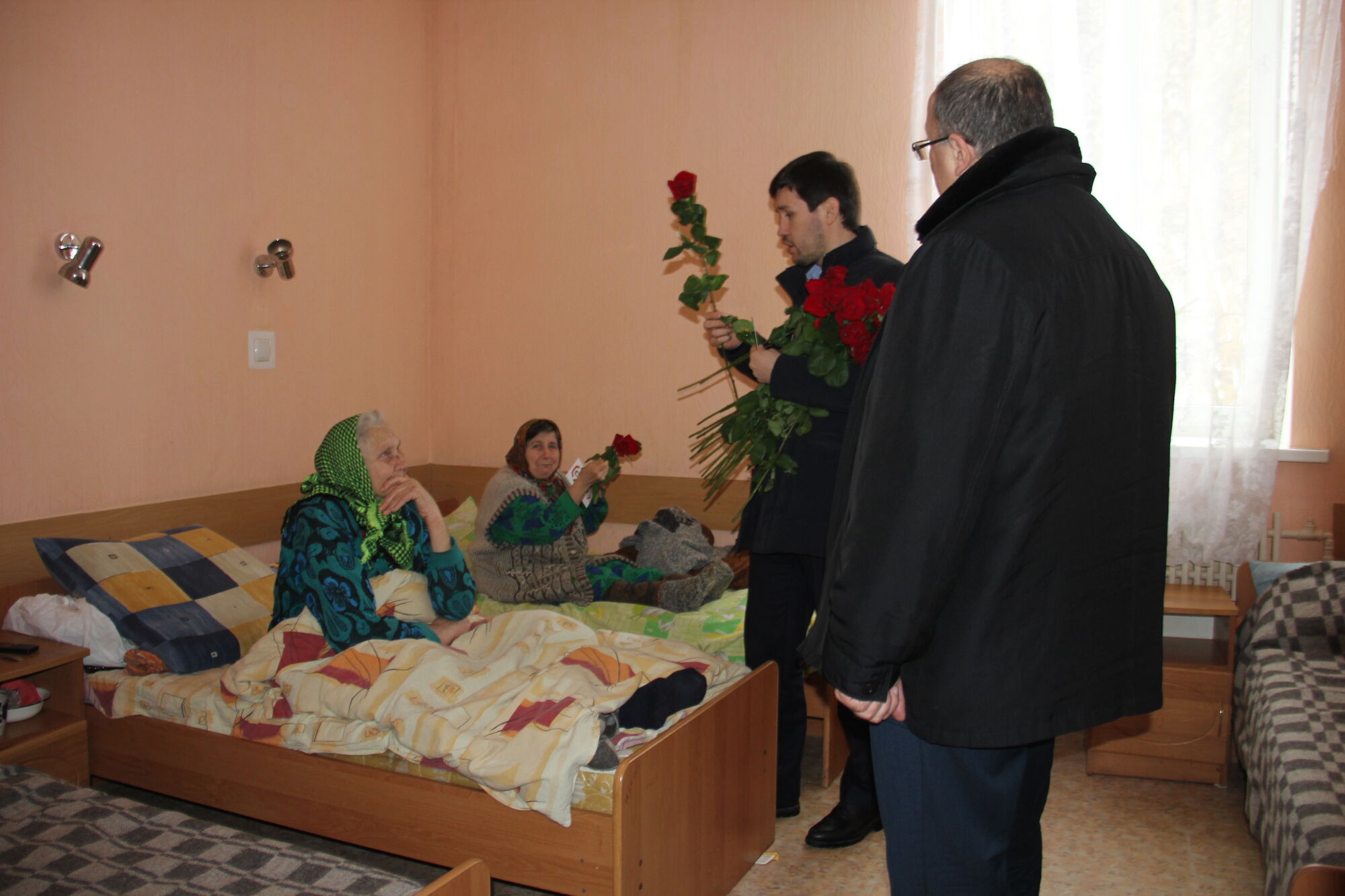 К 8 марта: соратники Ляшко посетили больницу и детдом на Харьковщине