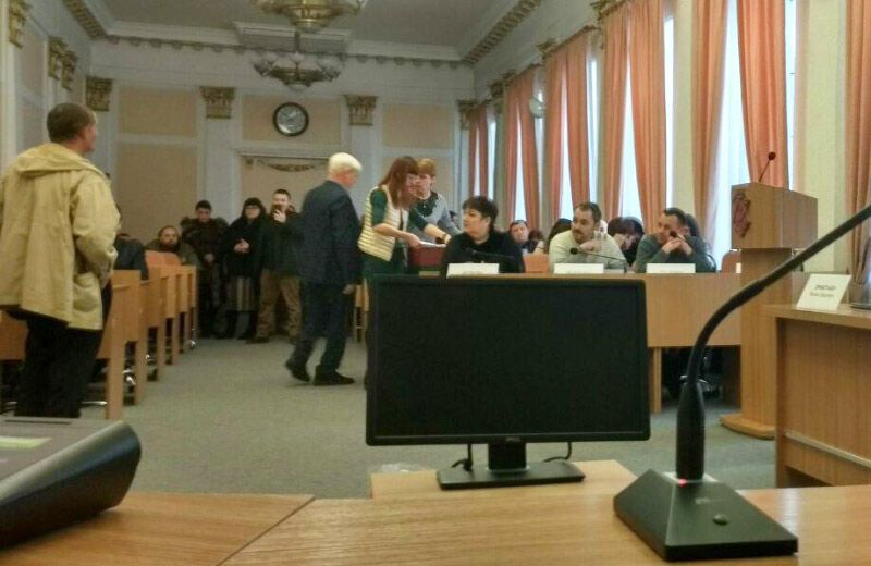 Плохо убирают снег: в Полтаве активисты избили чиновников горсовета 