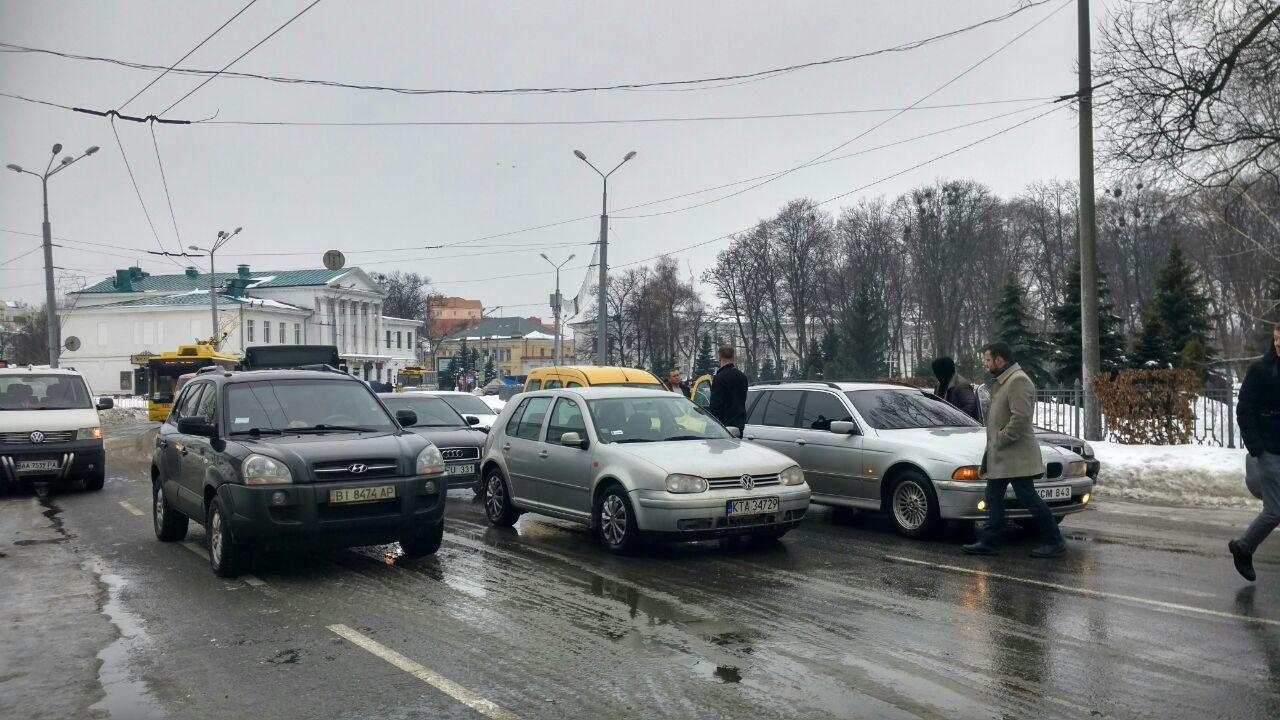 Погано прибирають сніг: у Полтаві активісти побили чиновників міськради