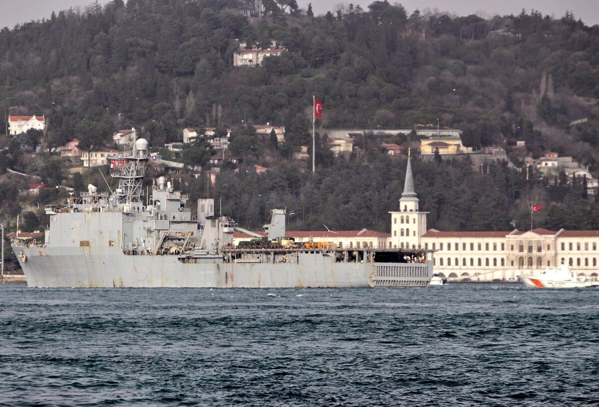 З морськими піхотинцями на борту: в Чорне море зайшов десантний корабель США