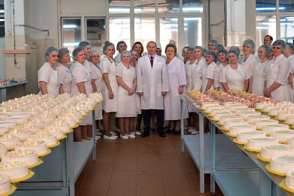 "Специальная порода?" Путина высмеяли за фото с женщинами