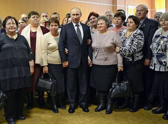 "Специальная порода?" Путина высмеяли за фото с женщинами