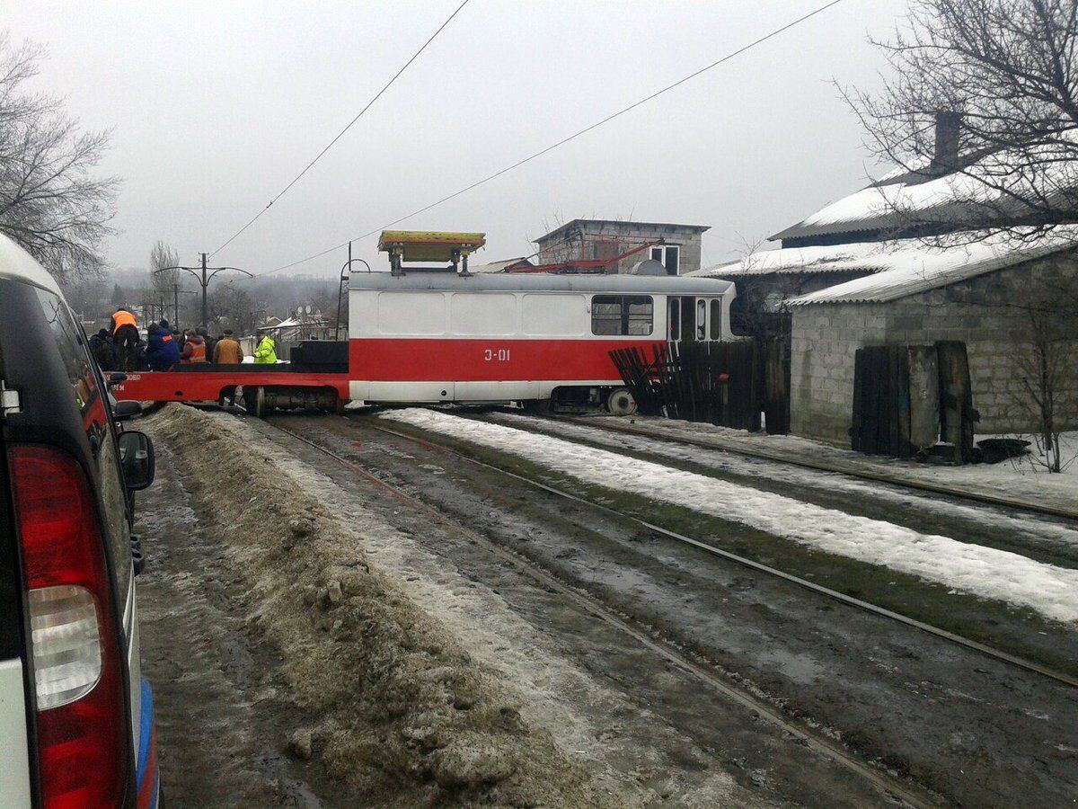 В Донецке трамвай протаранил жилой дом: опубликованы фото