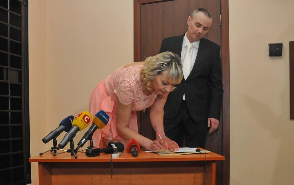 Пожизненно осужденный убийца женился в Харькове: фото и видео уникальной свадьбы