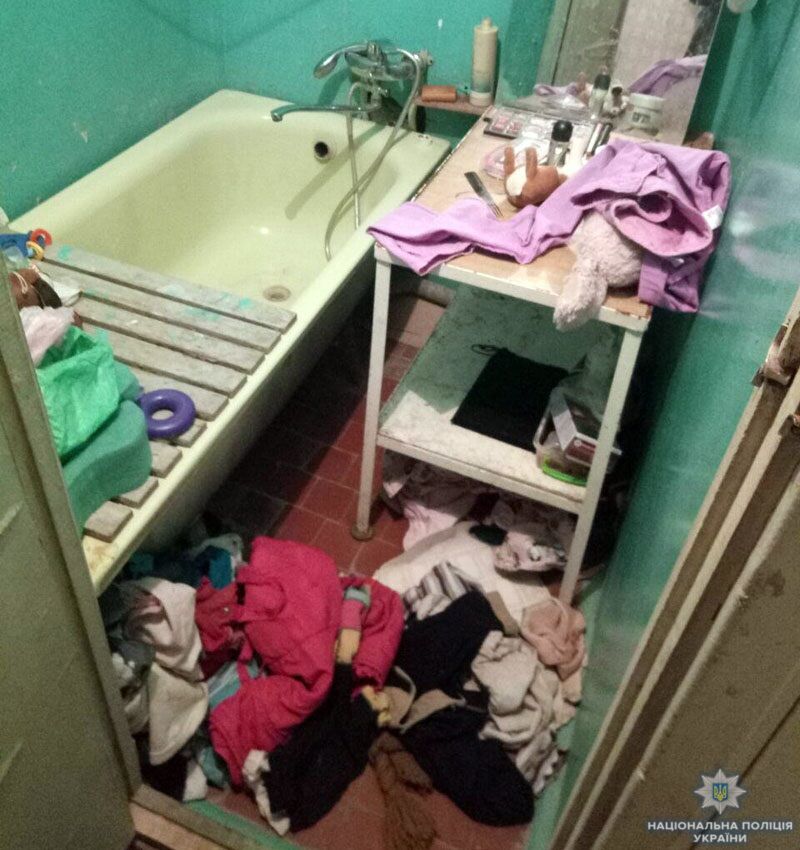 "Звали на помощь от голода": в Мариуполе горе-мать закрыла в квартире детей на трое суток