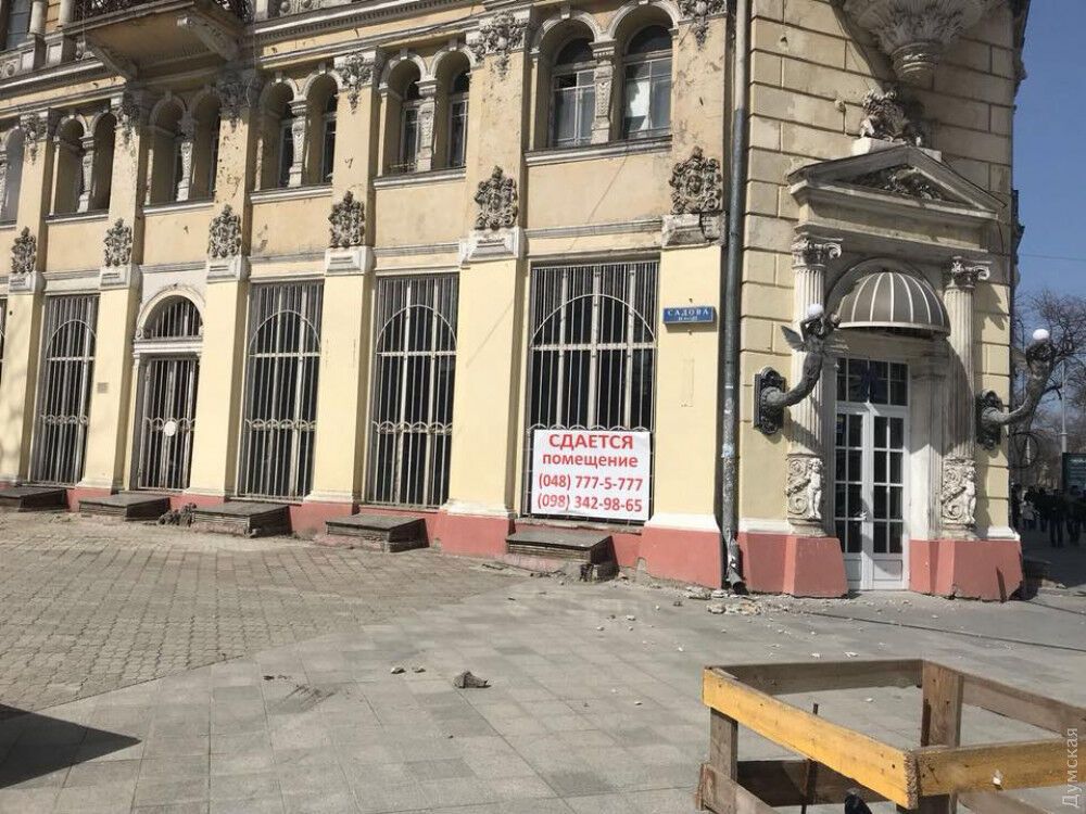 В Одесі, під час святкування Гуморини, на чоловіка впав фасад будинку