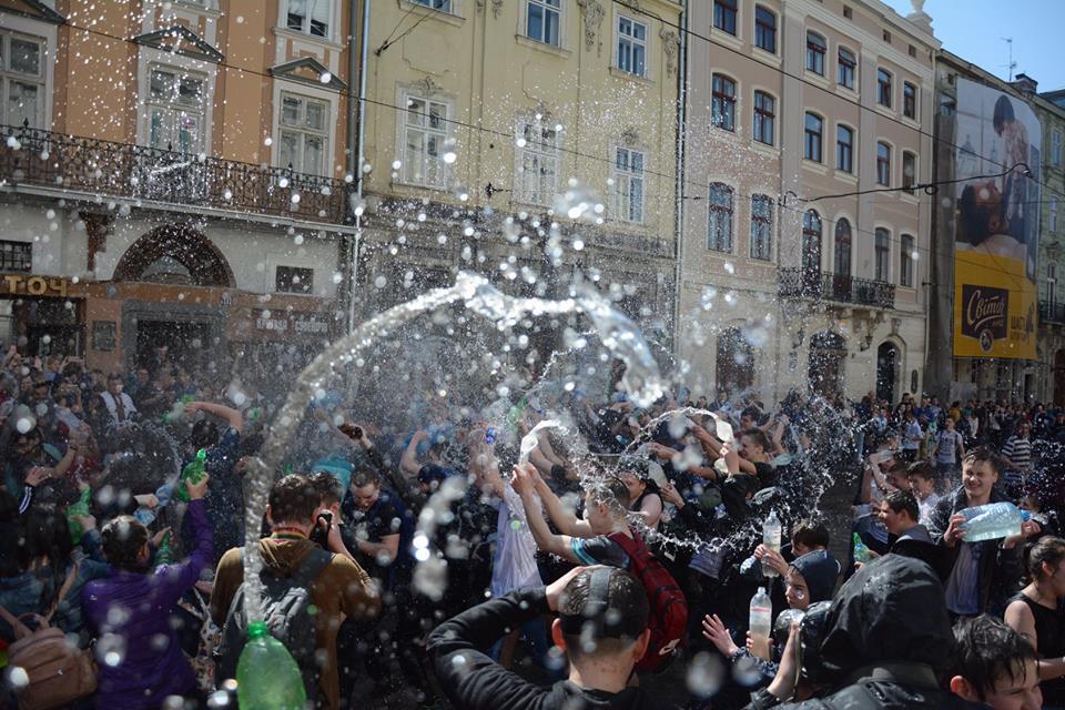Во Львове устроили массовые обливания: яркие фото