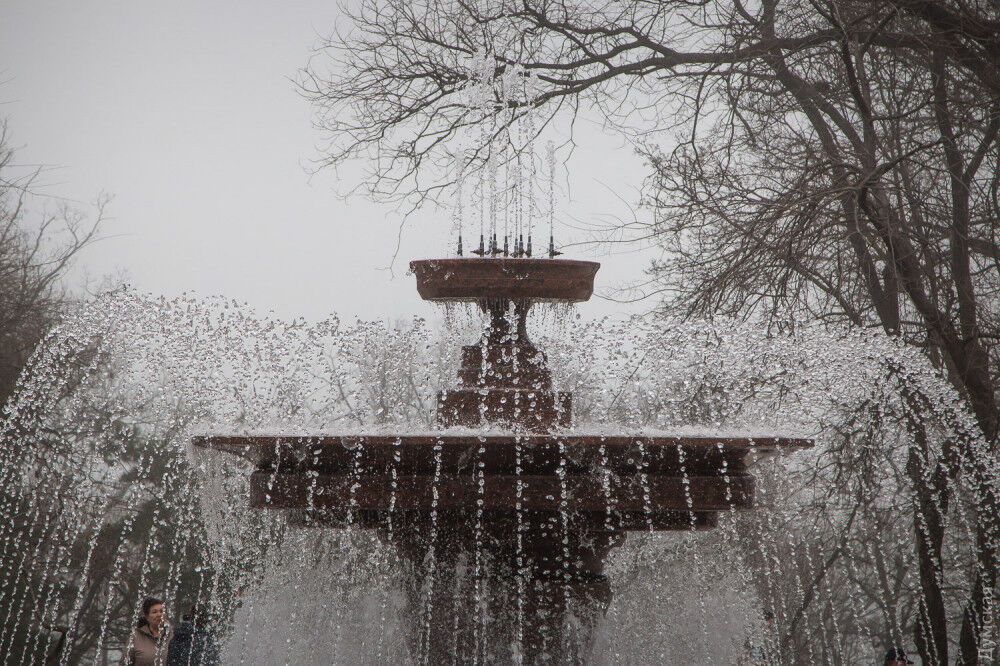 В Одесі відкрили фонтан з нічним підсвічуванням
