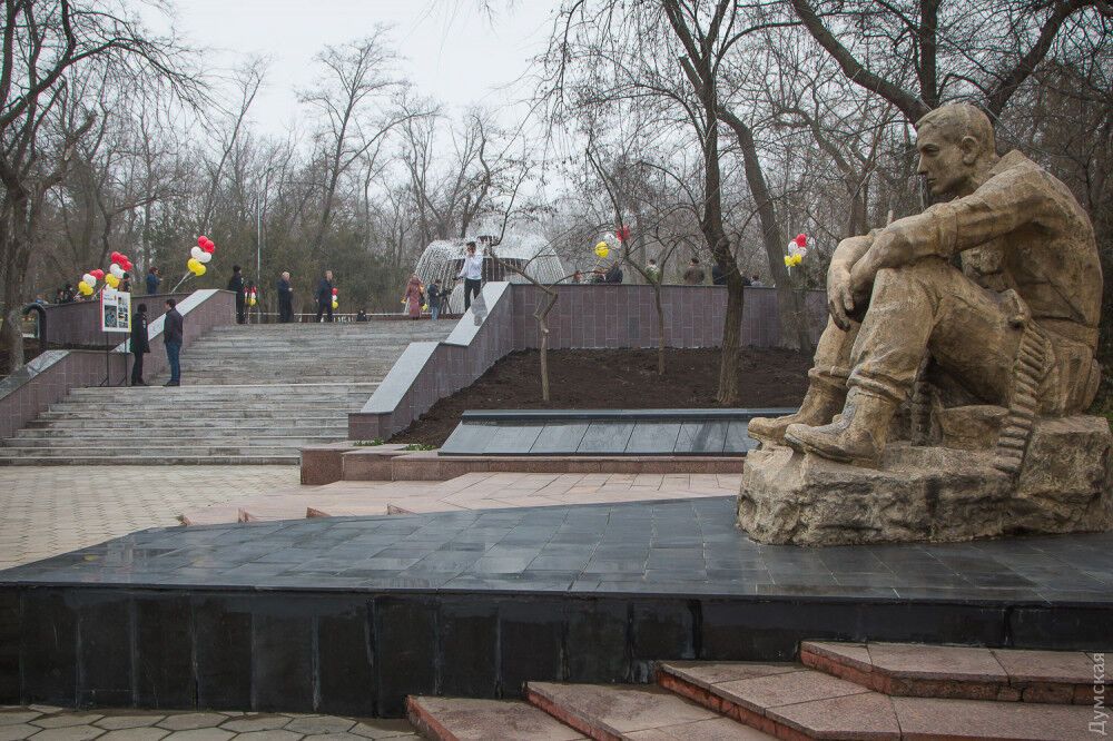 В Одессе открыли фонтан с ночной подсветкой