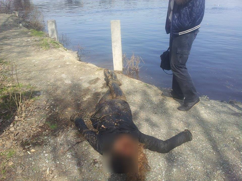 В Киеве из Днепра вытащили тело женщины