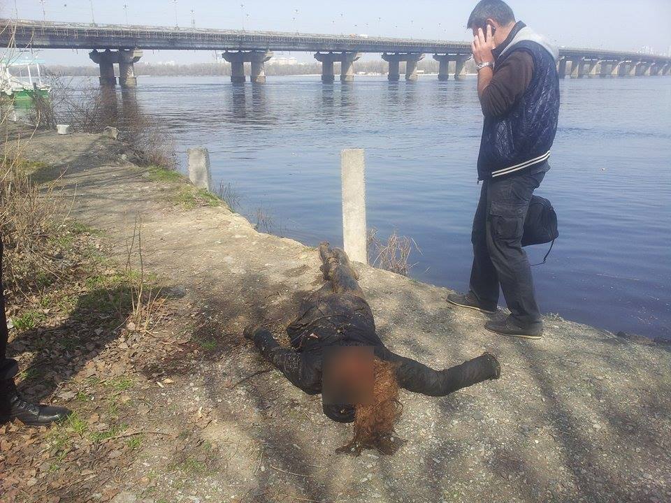 В Киеве из Днепра вытащили тело женщины