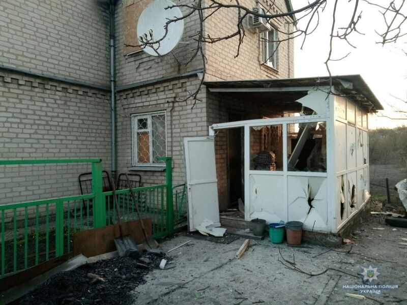 Люди прятались в укрытиях: террористы на Донбассе накрыли огнем Авдеевку