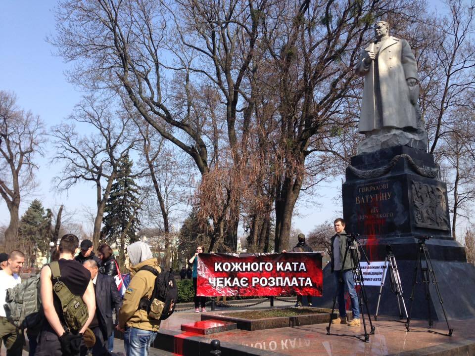 У хід пішов газ: в Києві радикали влаштували безлади біля пам'ятника Ватутіна. Фото і відео