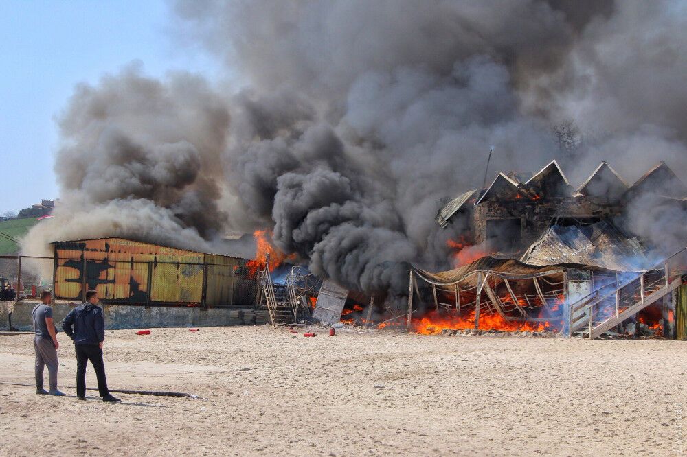 В Одесі біля моря спалахнув ресторан: моторошні фото і відео