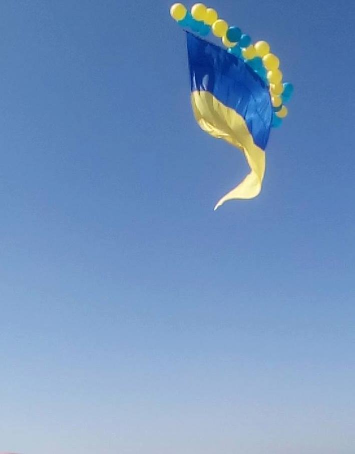 На Донбассе запустили флаг Украины в небо