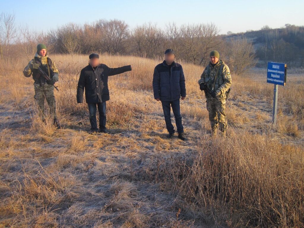 Шли в Россию пешком: на границе Украины поймали двух нарушителей