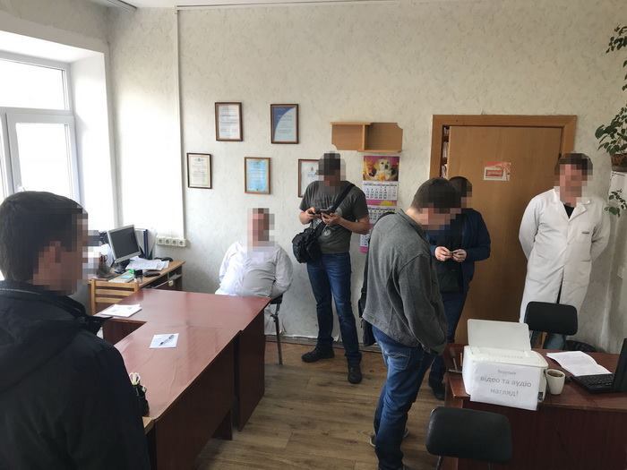 $2500 за инвалидность: в Киеве задержали врачей-вымогателей