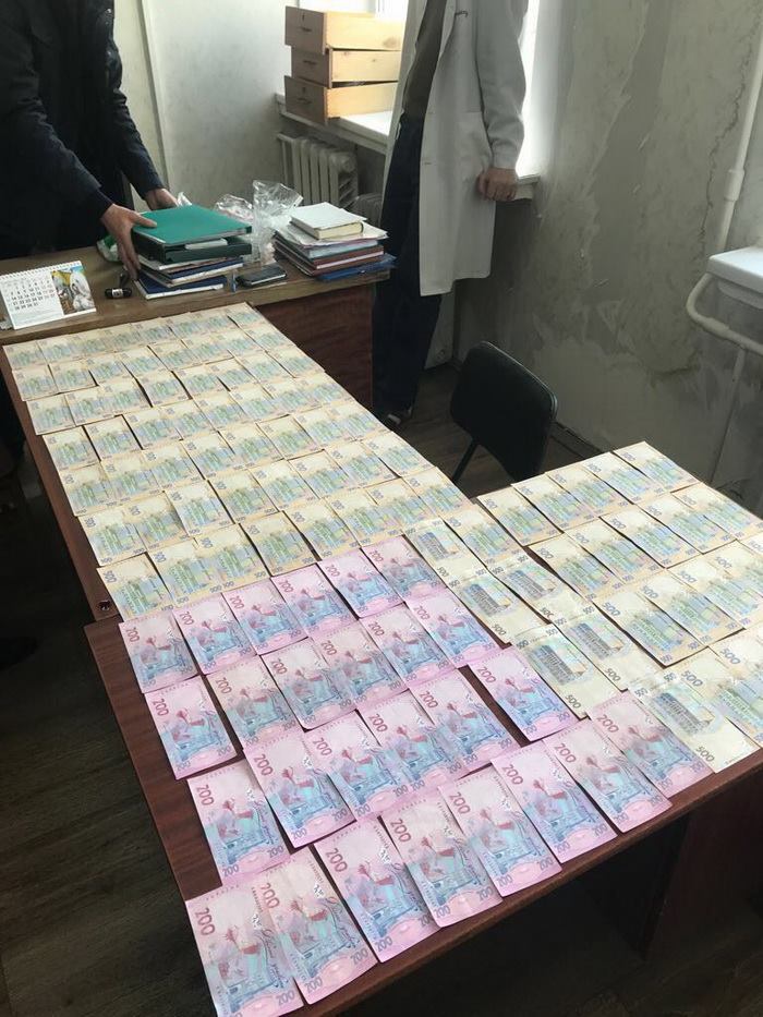 $2500 за инвалидность: в Киеве задержали врачей-вымогателей