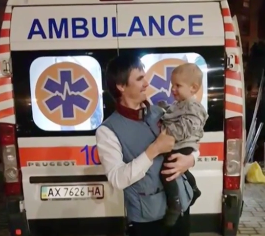 Олексій Коротєєв і врятований малюк
