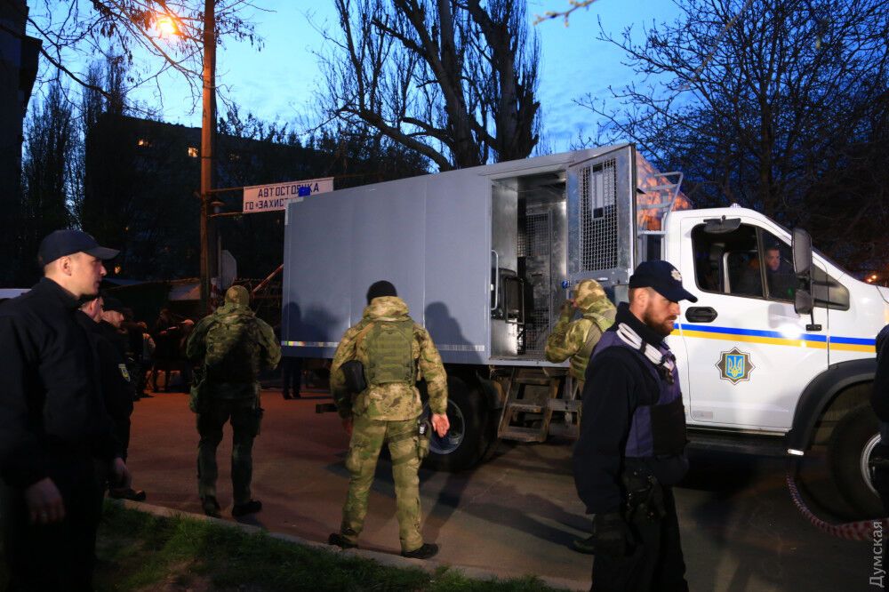 Кидали гранаты в балаклавах: в Одессе устроили перестрелку с ранеными