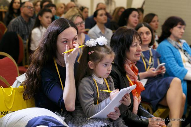 "Донбасс и Мирные": больше всего помощи мирным жителям Донбасса оказывает Штаб Рината Ахметова