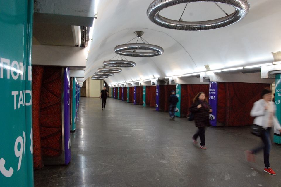 "Пробили дно": киян обурили понівечені станції метро