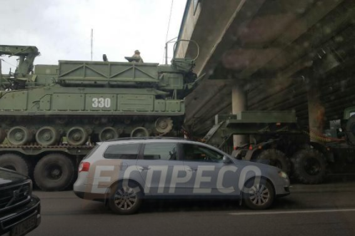 В Киеве военный грузовик застрял под мостом: образовалась пробка