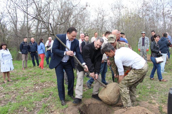 Казацкие добробаты высадили аллею дубов на Хортице по инициативе академика УАН Андрея Авдеенко