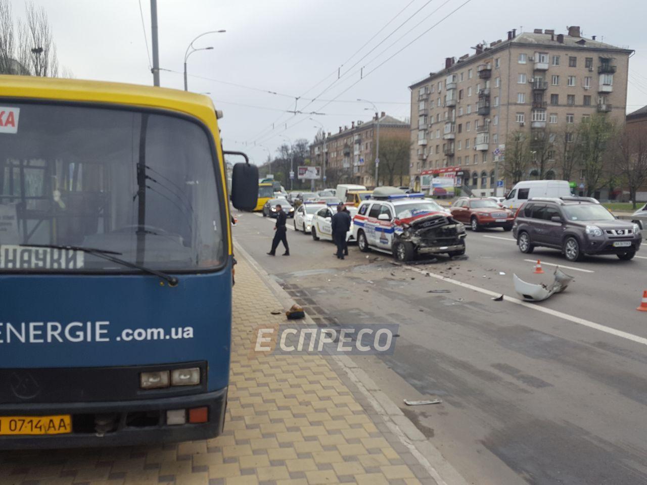 В Киеве скорая помощь врезалась в маршрутку с пассажирами 