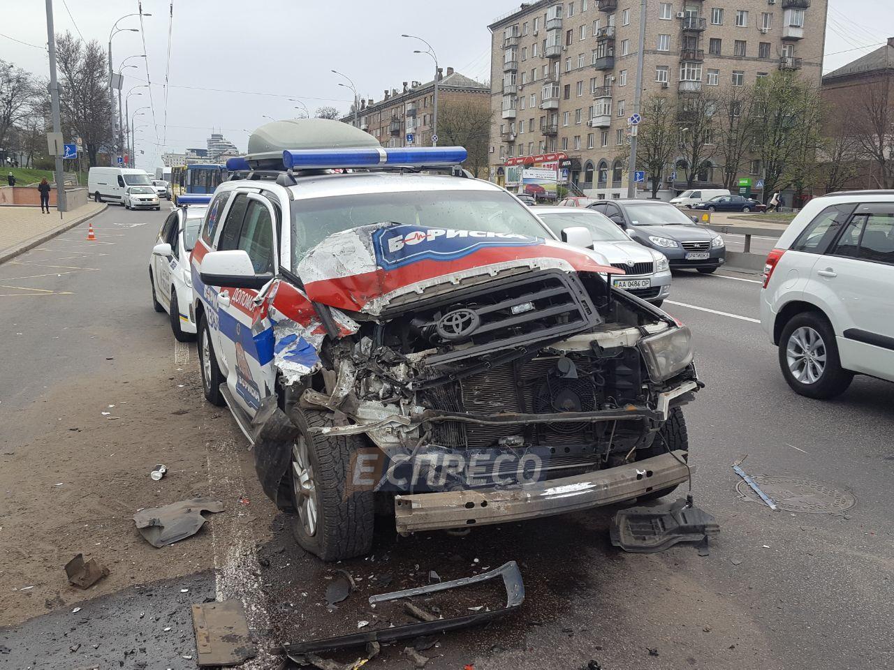 В Киеве скорая помощь врезалась в маршрутку с пассажирами 