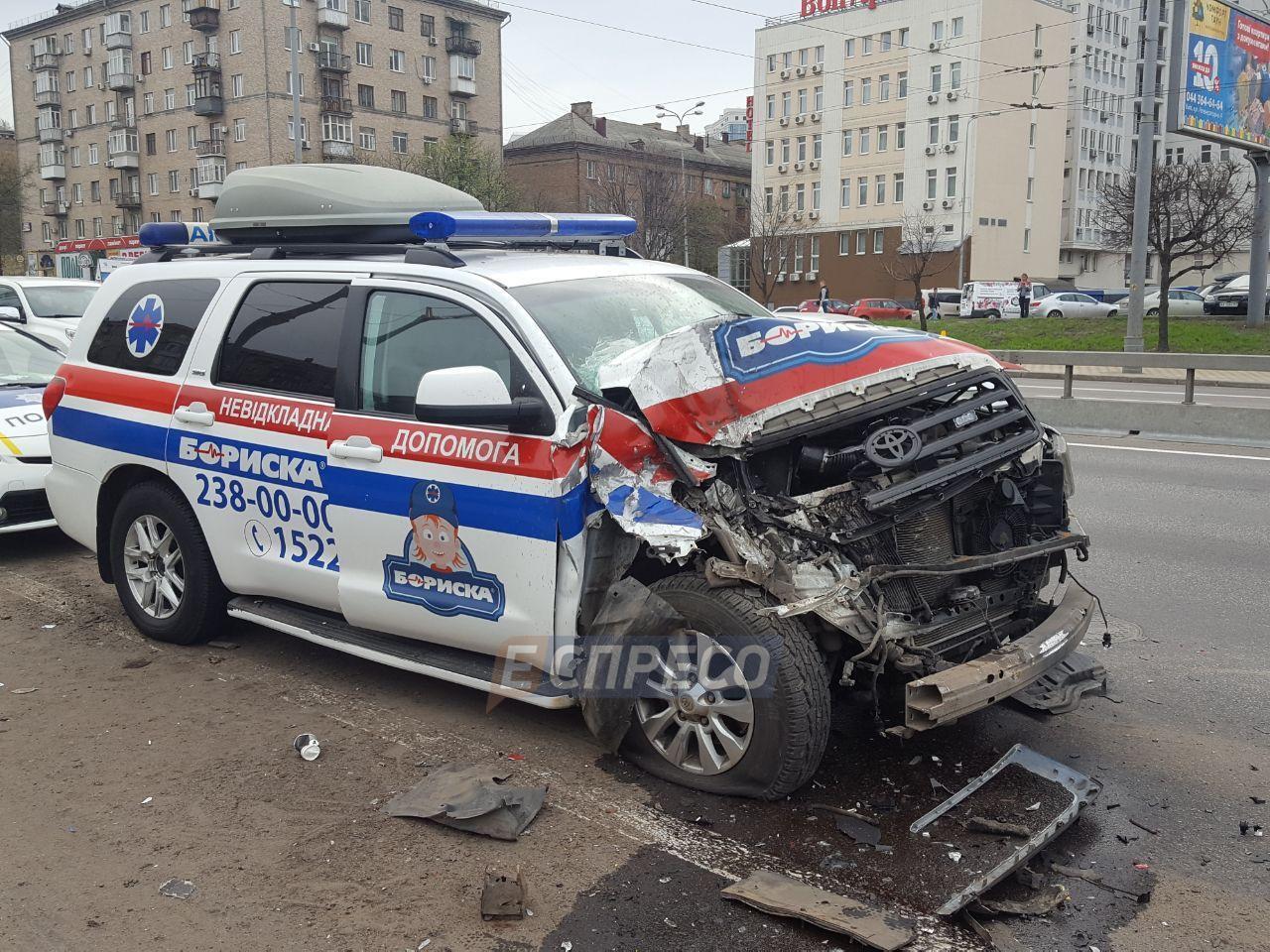 В Києві швидка допомога врізалася в маршрутку з пасажирами