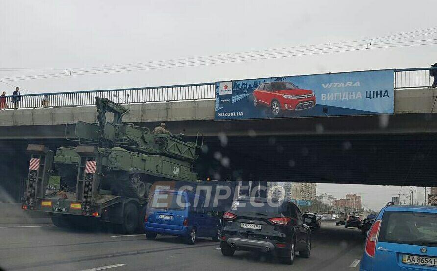 В Киеве военный грузовик застрял под мостом: образовалась пробка