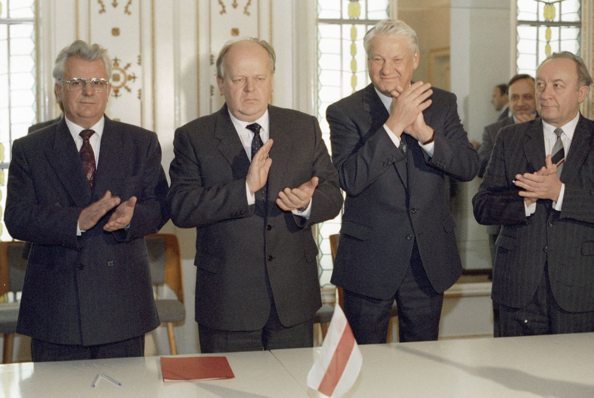 Леонид Кравчук, Станислав Шушкевич, Борис Ельцин после подписания Соглашения о создании СНГ