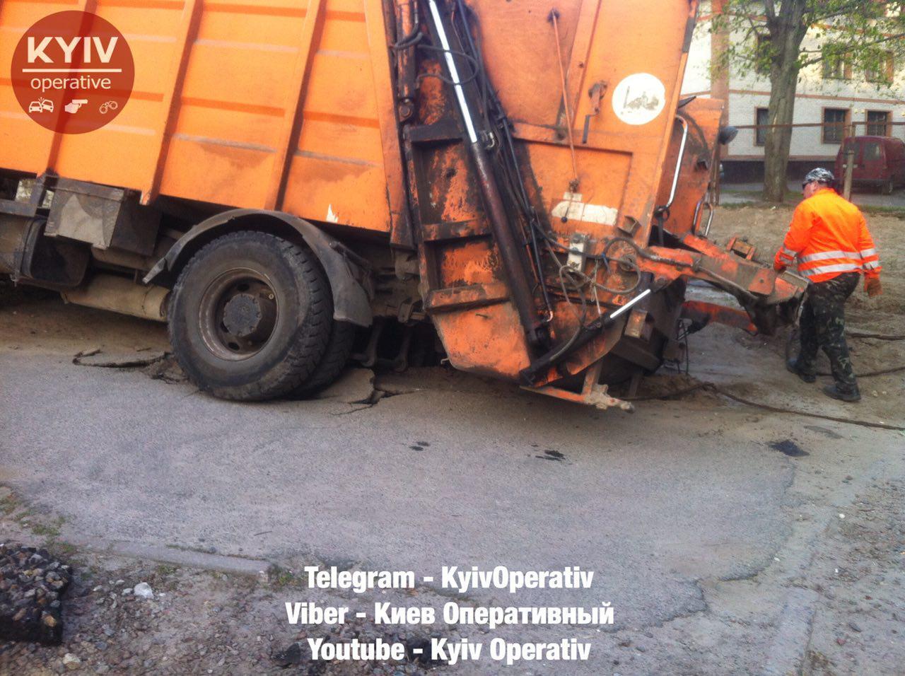 "Думаете, видели все?" В Киеве мусоровоз ушел под землю
