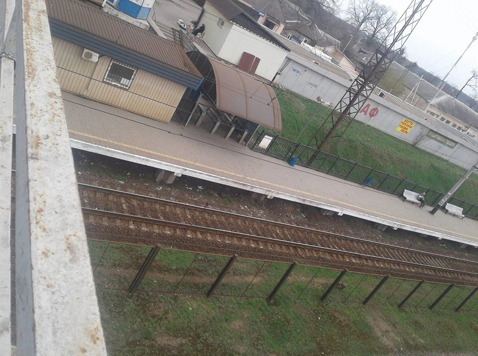 "Залишили, як шматок м'яса": на ж/д станції під Києвом стався кричущий інцидент