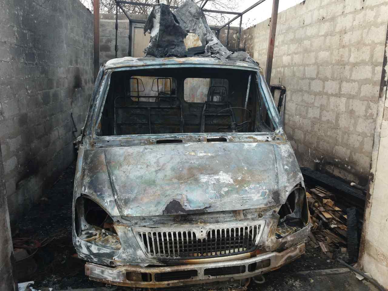 Под Запорожьем сгорел микроавтобус с гаражом (ФОТО)