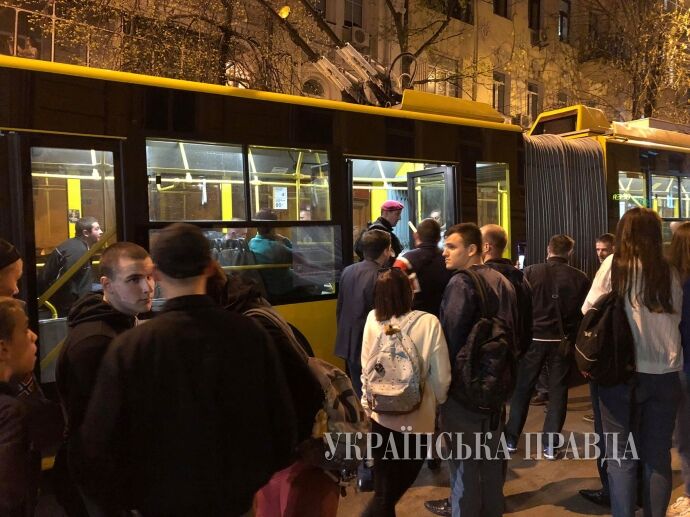 У центрі Києва сталася кривава бійка в тролейбусі: з'явилися фото