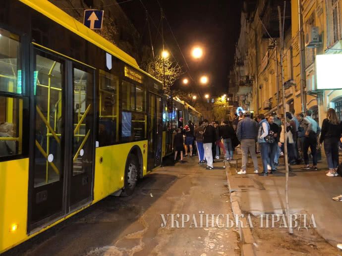 В центре Киева произошла кровавая драка в троллейбусе: появились фото