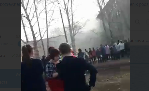 Діти стрибали з вікон: в Росії учень підпалив школу і влаштував різанину