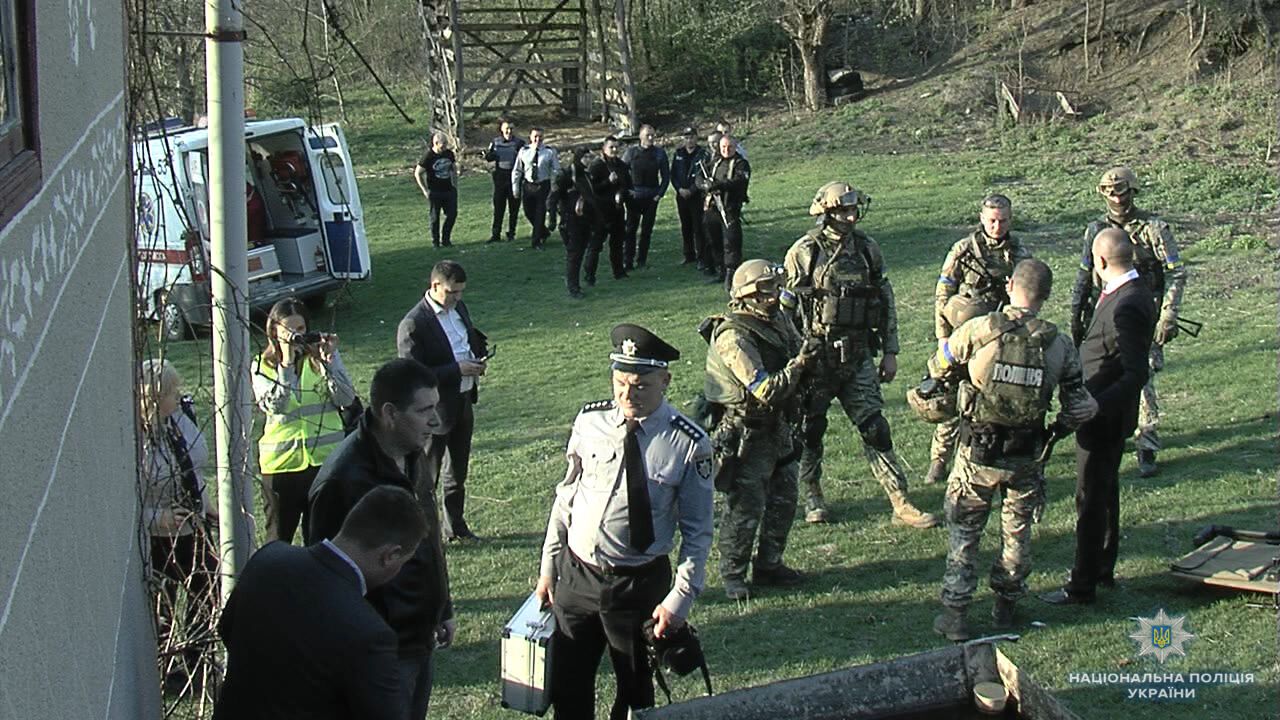 Справжній бойовик: на Вінниччині спецназ взяв штурмом сільський будинок. Відео