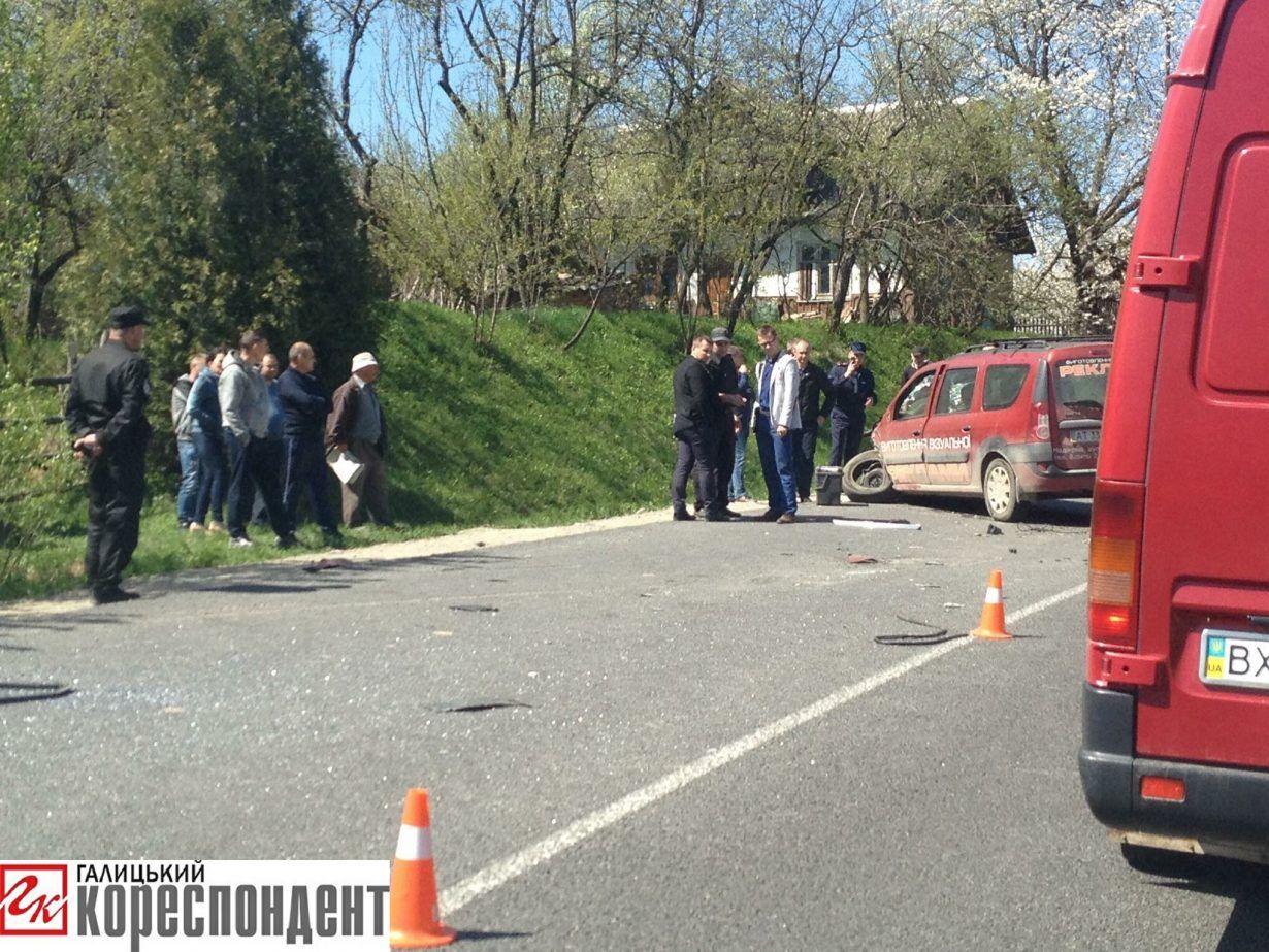 На Прикарпатті перекинувся автобус: постраждали 12 осіб, один - загинув
